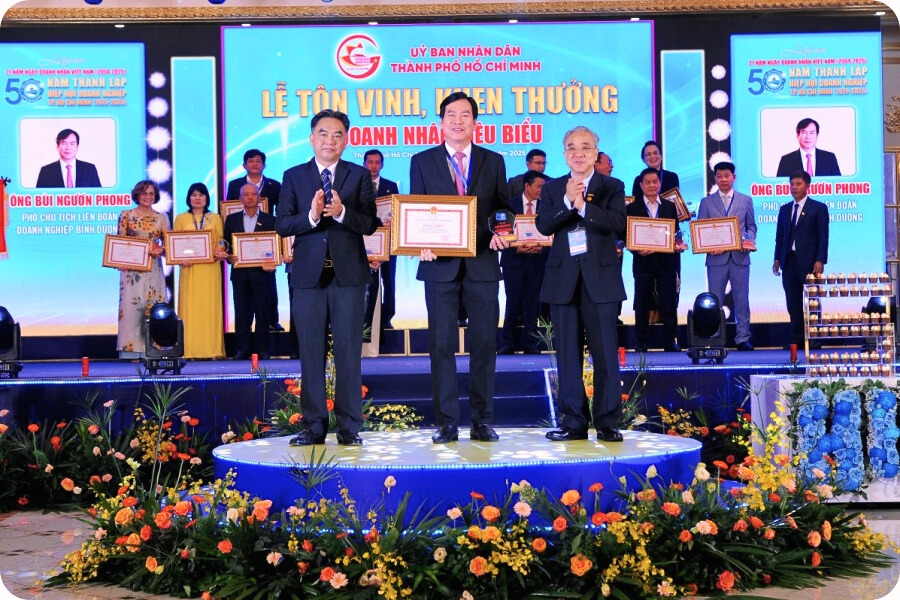 Lễ trao bằng khen “Doanh nghiệp, Doanh nhân tiêu biểu” cho Lê Phong và Chủ tịch HĐQT Bùi Ngươn Phong do lãnh đạo UBND Thành phố trao tặng.